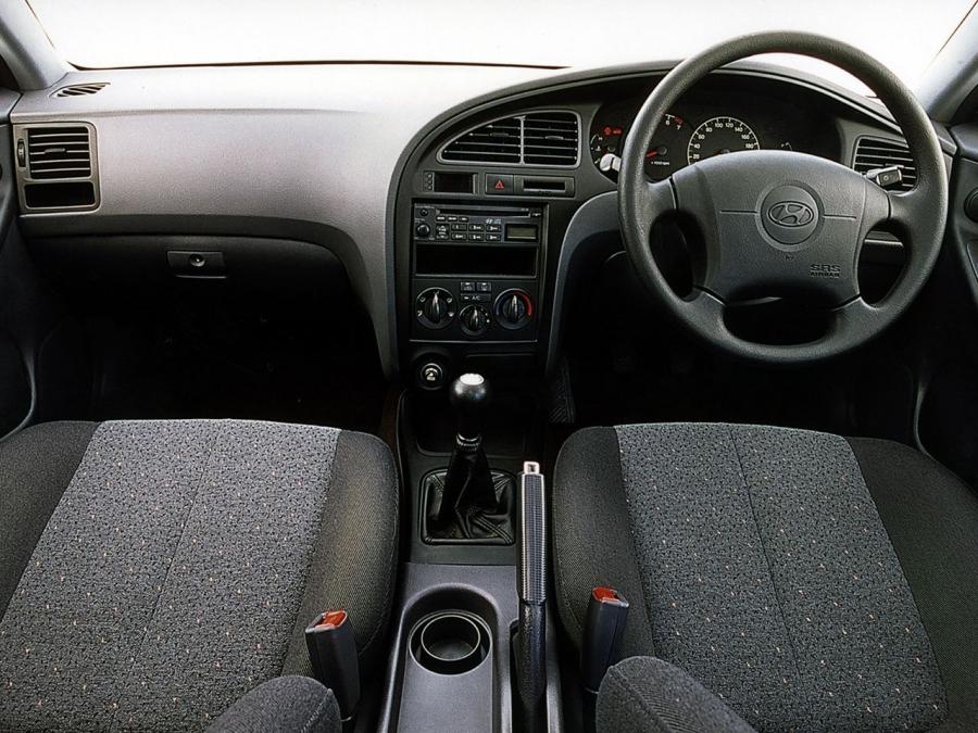  Hyundai Elantra Sedan 2000 года  (AU) (фото 2 из 3)